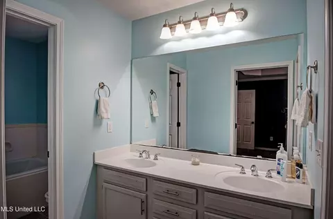 Bath - 625 Post Oak Pl, Pearl, MS 39208 photo 2 of 4