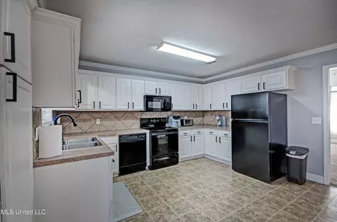 Kitchen - 625 Post Oak Pl, Pearl, MS 39208 photo 1 of 2