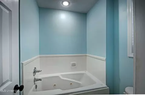 Bath - 625 Post Oak Pl, Pearl, MS 39208 photo 3 of 4