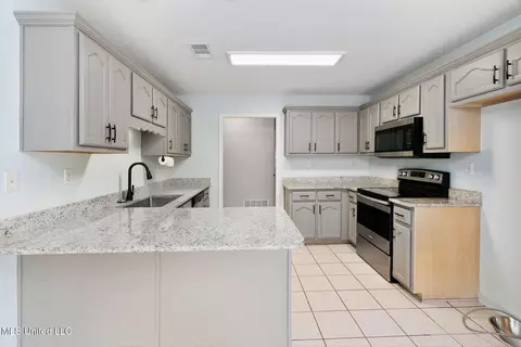 Kitchen - 1106 Fawn Dr, Hernando, MS 38632 photo 1 of 3
