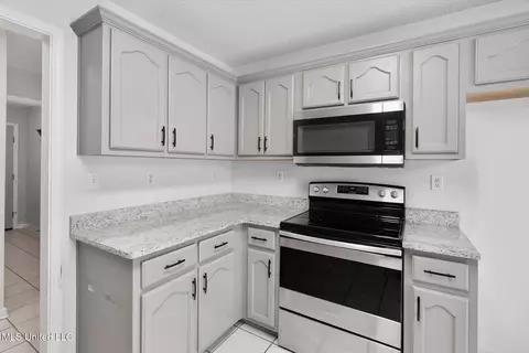 Kitchen - 1106 Fawn Dr, Hernando, MS 38632 photo 3 of 3
