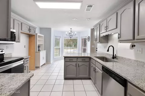 Kitchen - 1106 Fawn Dr, Hernando, MS 38632 photo 2 of 3