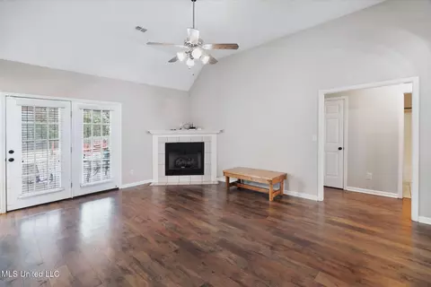 Living - 1106 Fawn Dr, Hernando, MS 38632 photo 2 of 2