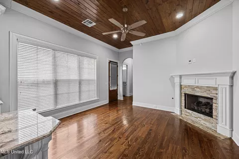 Living - 116 Carrington Dr, Madison, MS 39110 photo 4 of 5