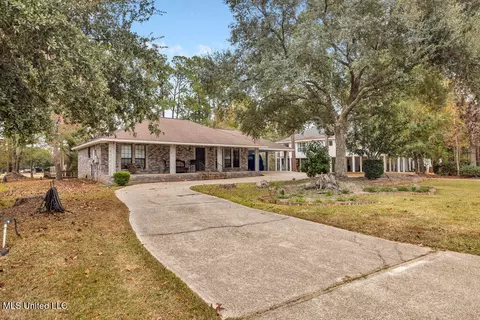635 Royal Oak Dr, Pass Christian, MS 39571