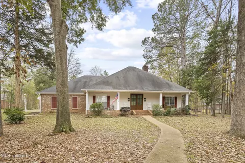 8 Charleston Ave, Clinton, MS 39056