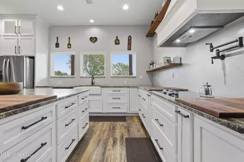 Kitchen - 92 Sam Davis Dr, Perkinston, MS 39573 photo 7 of 10