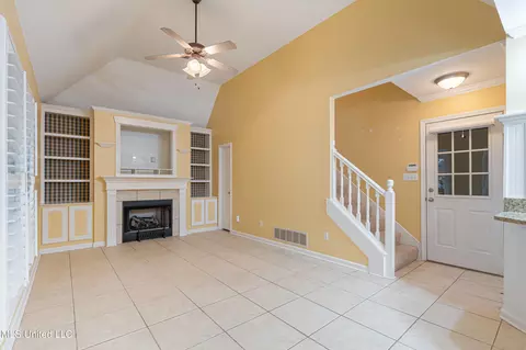 Living - 1280 S Lake Dr, Hernando, MS 38632 photo 4 of 6