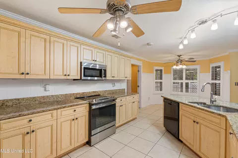 Kitchen - 1280 S Lake Dr, Hernando, MS 38632 photo 2 of 3