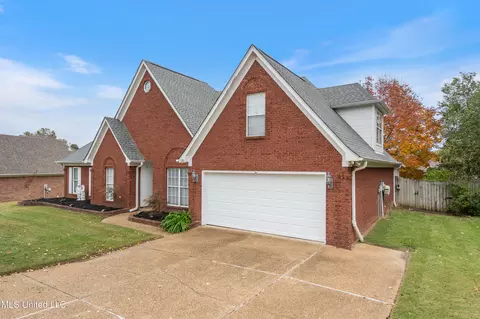 Exterior - 1280 S Lake Dr, Hernando, MS 38632 photo 2 of 8