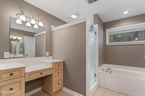 Bath - 1280 S Lake Dr, Hernando, MS 38632 photo 2 of 4