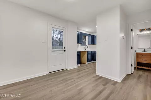 Entry Way - 9762 Riggan Dr, Olive Branch, MS 38654 photo 2 of 3