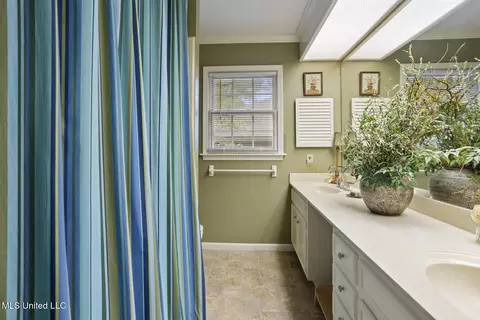 Bath - 5550 River Thames Rd, Jackson, MS 39211 photo 2 of 3
