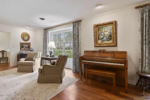 Living - 5550 River Thames Rd, Jackson, MS 39211 photo 2 of 6