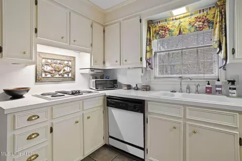 Kitchen - 5550 River Thames Rd, Jackson, MS 39211 photo 3 of 4