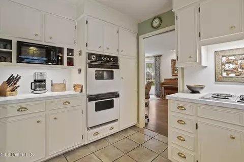 Kitchen - 5550 River Thames Rd, Jackson, MS 39211 photo 4 of 4