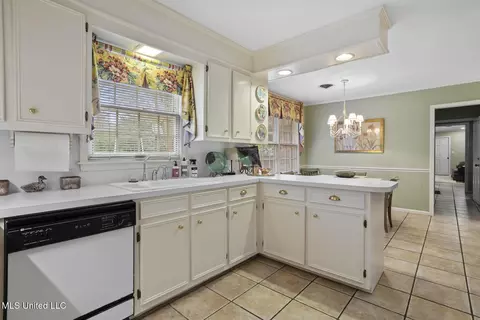 Kitchen - 5550 River Thames Rd, Jackson, MS 39211 photo 2 of 4
