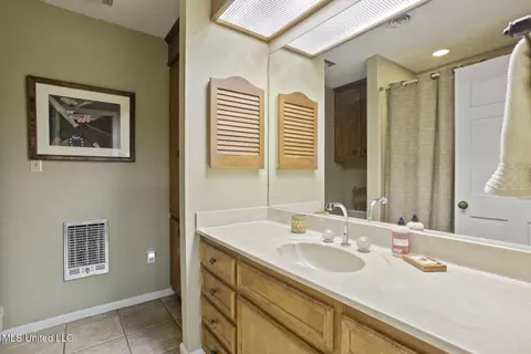 Bath - 5550 River Thames Rd, Jackson, MS 39211 photo 1 of 3