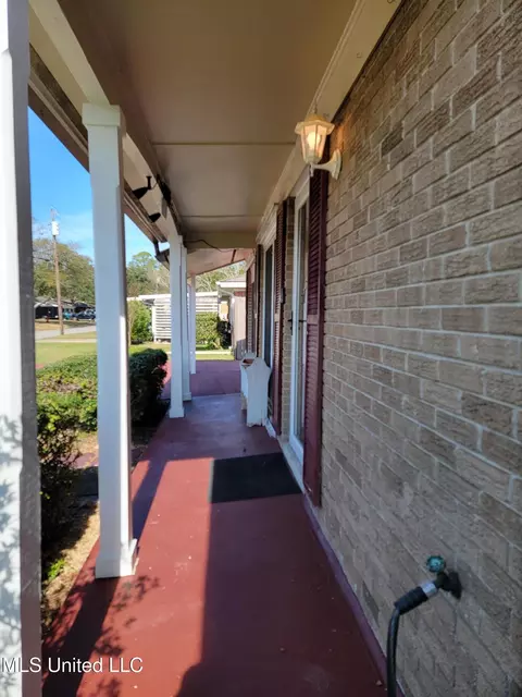 Exterior - 7204 Hampton Dr, Biloxi, MS 39532 photo 4 of 9