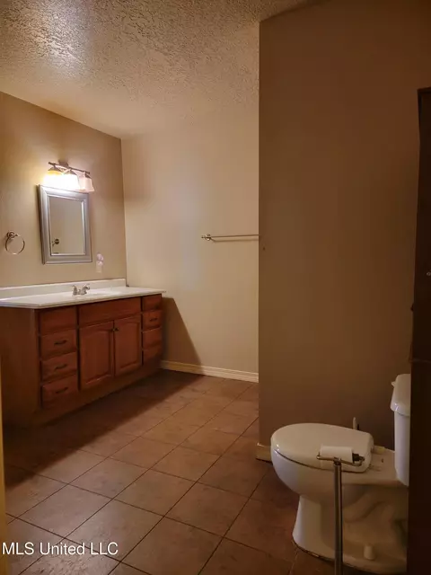 Bath - 7204 Hampton Dr, Biloxi, MS 39532 photo 2 of 3