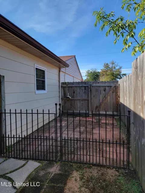 Exterior - 7204 Hampton Dr, Biloxi, MS 39532 photo 7 of 9