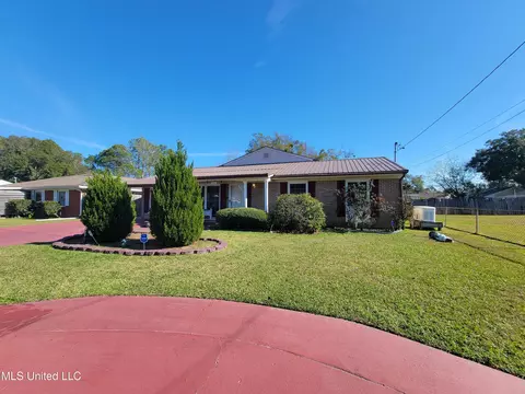 Exterior - 7204 Hampton Dr, Biloxi, MS 39532 photo 2 of 9