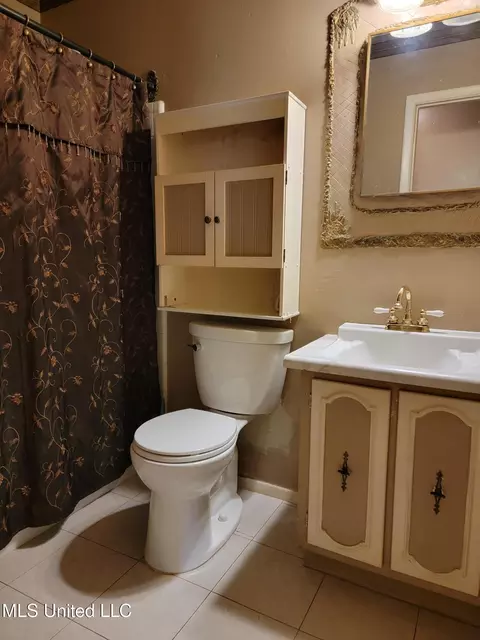 Bath - 7204 Hampton Dr, Biloxi, MS 39532 photo 3 of 3