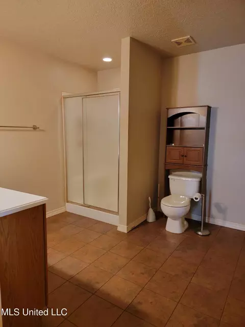 Bath - 7204 Hampton Dr, Biloxi, MS 39532 photo 1 of 3