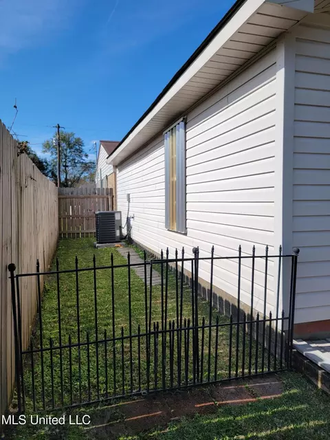 Exterior - 7204 Hampton Dr, Biloxi, MS 39532 photo 9 of 9