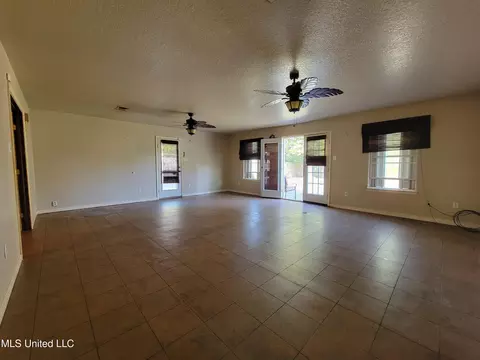 Living - 7204 Hampton Dr, Biloxi, MS 39532 photo 2 of 4