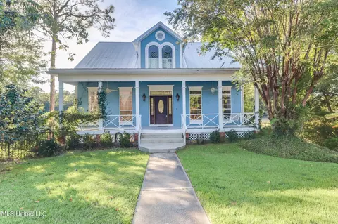 1066 Conley Cir, Ocean Springs, MS 39564