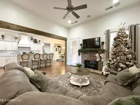 Living - 2335 Ouse Valley Ln, Hernando, MS 38632 photo 2 of 3