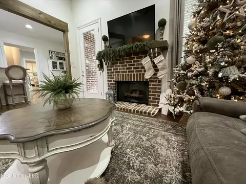 Living - 2335 Ouse Valley Ln, Hernando, MS 38632 photo 3 of 3