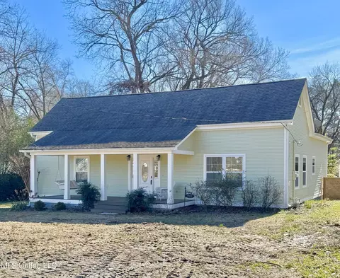 203 E Tate St, Senatobia, MS 38668