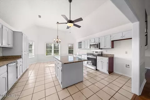 Kitchen - 2890 Jaybird Rd, Hernando, MS 38632 photo 2 of 4