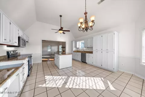 Kitchen - 2890 Jaybird Rd, Hernando, MS 38632 photo 4 of 4