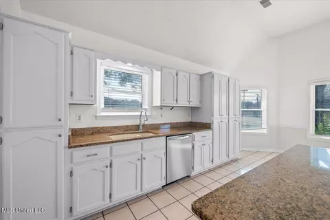 Kitchen - 2890 Jaybird Rd, Hernando, MS 38632 photo 3 of 4