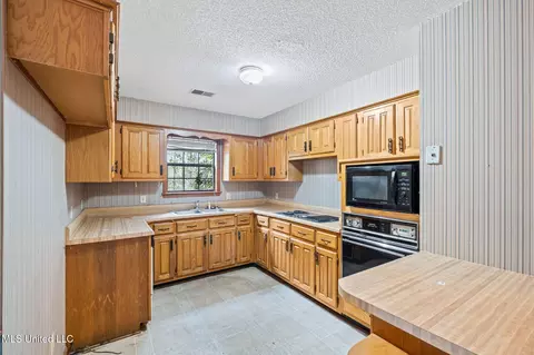 Kitchen - 1038 W Oak Grove Rd, Hernando, MS 38632 photo 1 of 2