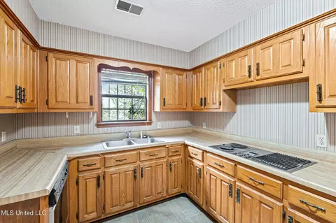Kitchen - 1038 W Oak Grove Rd, Hernando, MS 38632 photo 2 of 2