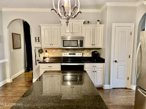 Kitchen - 1432 W Notting Hill Cv, Hernando, MS 38632 photo 3 of 3