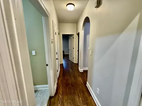 Entry Way - 1432 W Notting Hill Cv, Hernando, MS 38632 photo 4 of 7