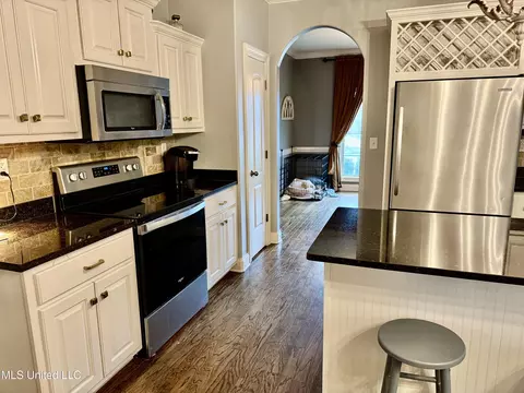 Kitchen - 1432 W Notting Hill Cv, Hernando, MS 38632 photo 2 of 3