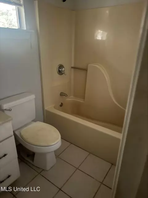 Bath - 307 E Dewey Camp Rd, Florence, MS 39073 photo 1 of 1