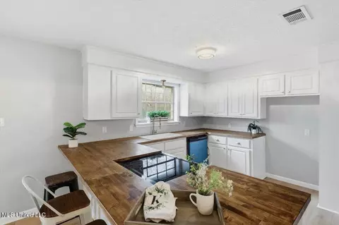 Kitchen - 2339 N Pine Lea Dr, Jackson, MS 39209 photo 1 of 3