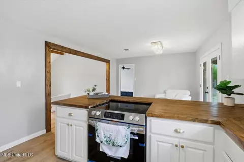 Kitchen - 2339 N Pine Lea Dr, Jackson, MS 39209 photo 2 of 3
