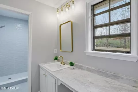 Bath - 2339 N Pine Lea Dr, Jackson, MS 39209 photo 2 of 4