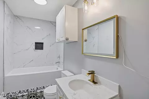 Bath - 2339 N Pine Lea Dr, Jackson, MS 39209 photo 1 of 4