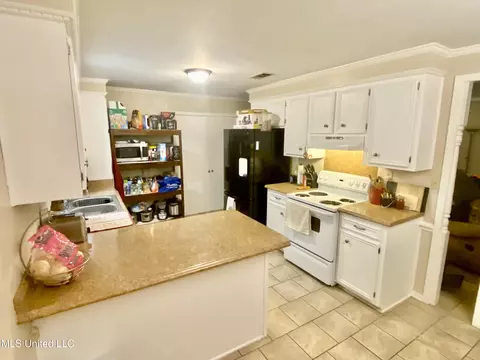 Kitchen - 111 Sara Dr, Brandon, MS 39042 photo 2 of 2