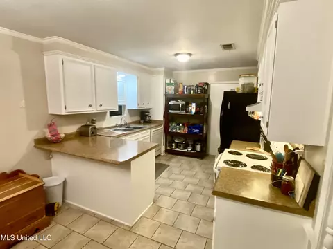 Kitchen - 111 Sara Dr, Brandon, MS 39042 photo 1 of 2