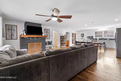 Living - 25 S Robertson Rd, Hernando, MS 38632 photo 1 of 1